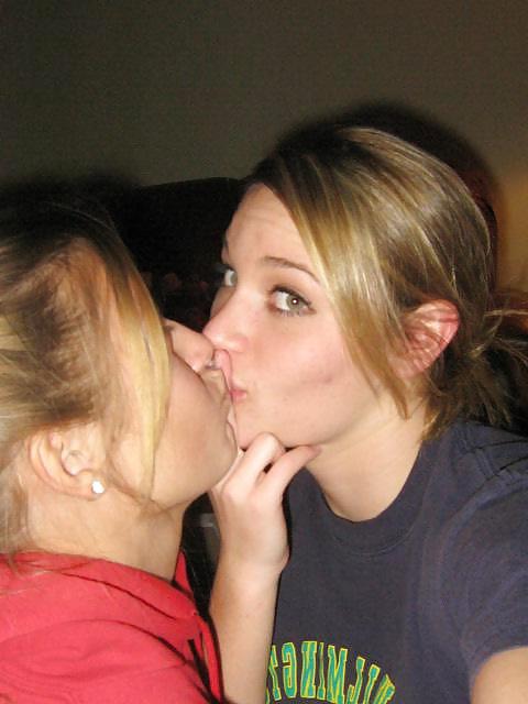 25P Girls Kissing Girls 7
