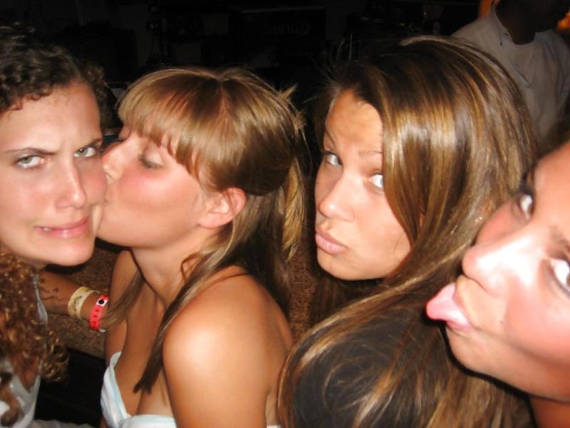 25P Girls Kissing Girls 7