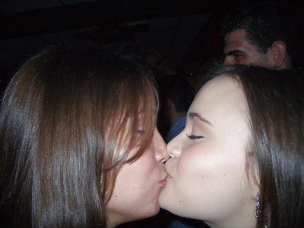 25P Girls Kissing Girls 7
