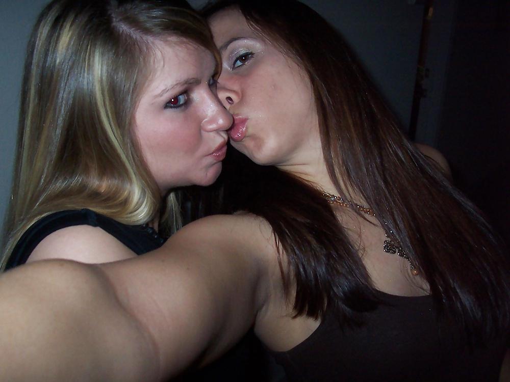 25P Girls Kissing Girls 7
