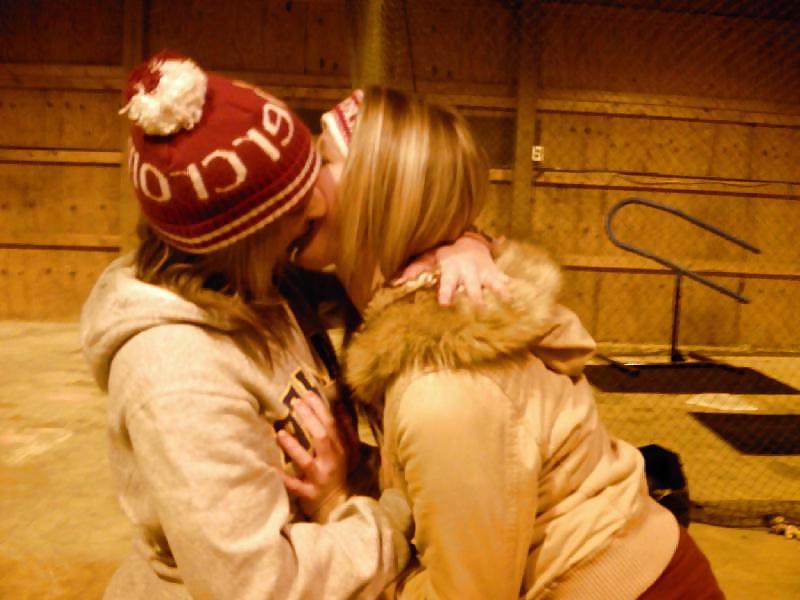 25P Girls Kissing Girls 7