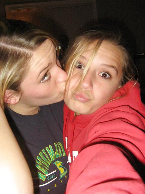 25P Girls Kissing Girls 7
