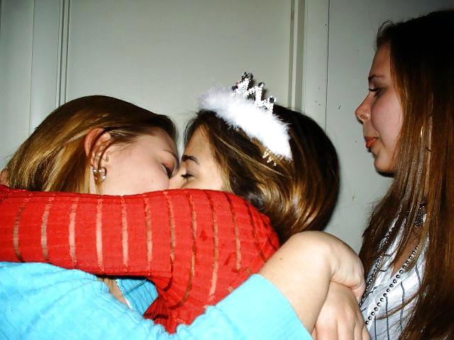 25P Girls Kissing Girls 7