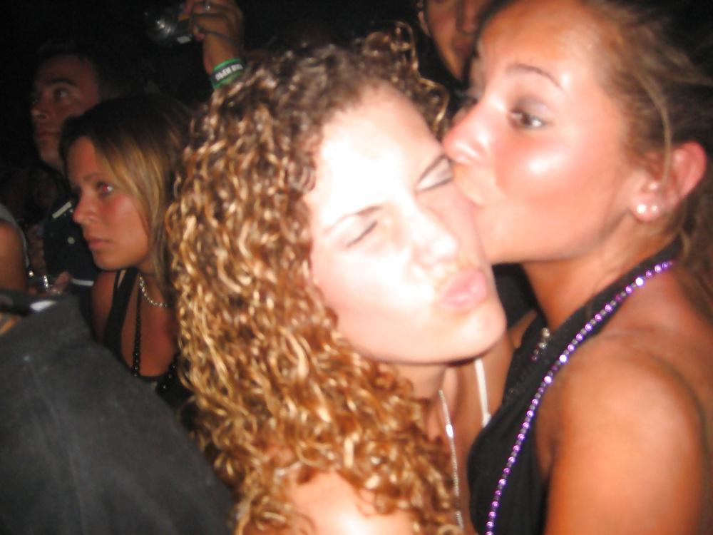 25P Girls Kissing Girls 7