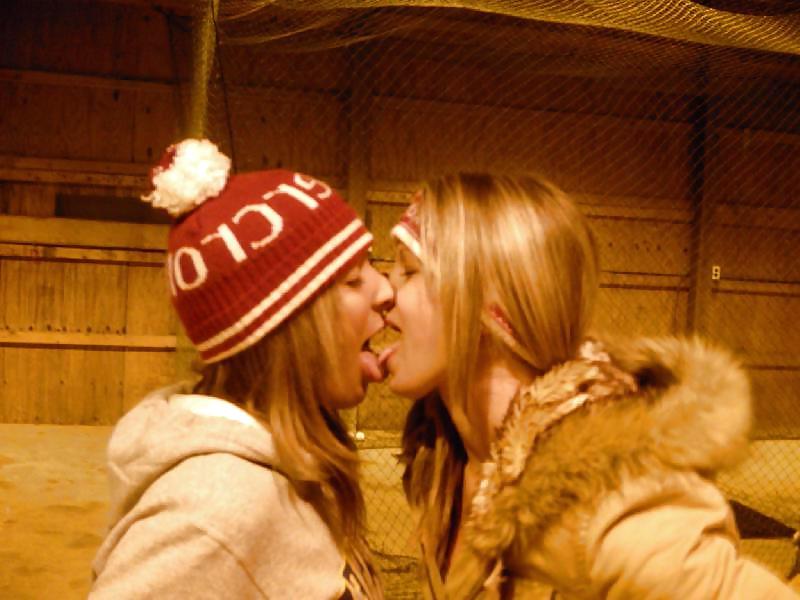 25P Girls Kissing Girls 7