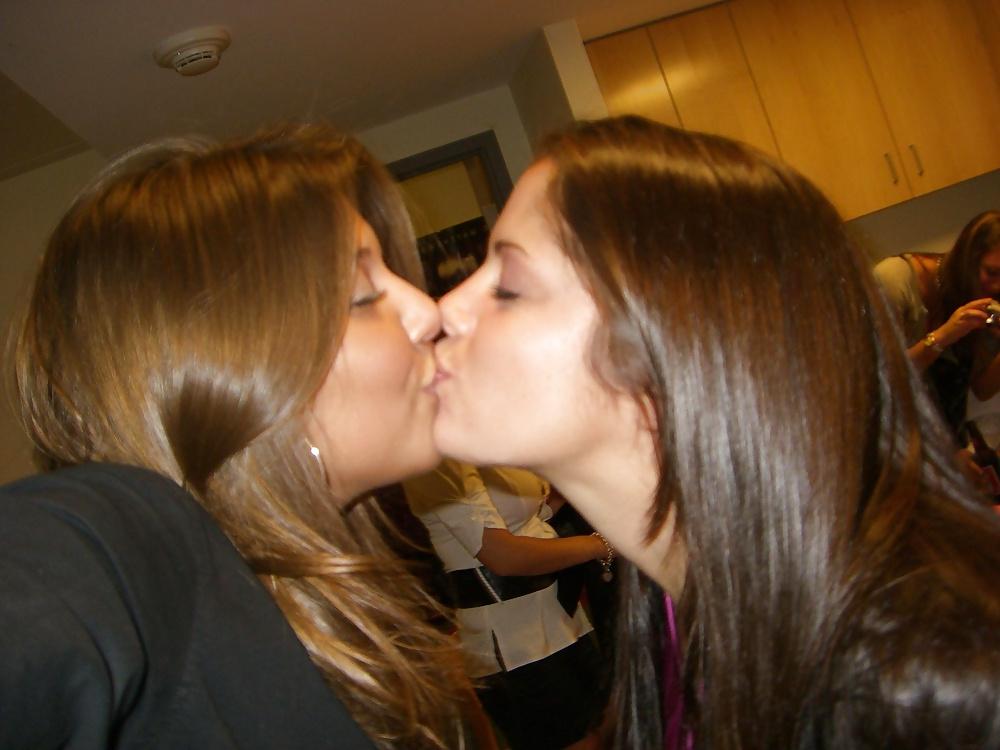 25P Girls Kissing Girls 7