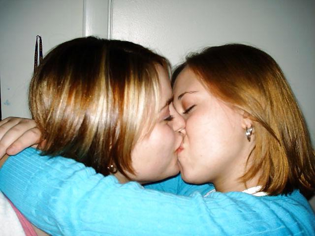 25P Girls Kissing Girls 7