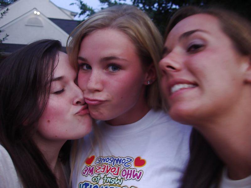 25P Girls Kissing Girls 7