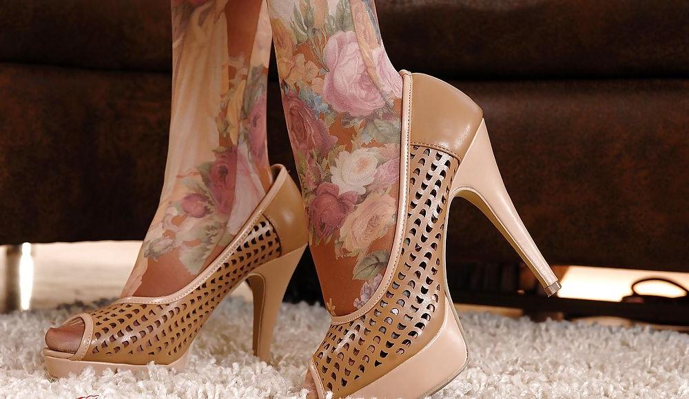 25P Sexy mature feet