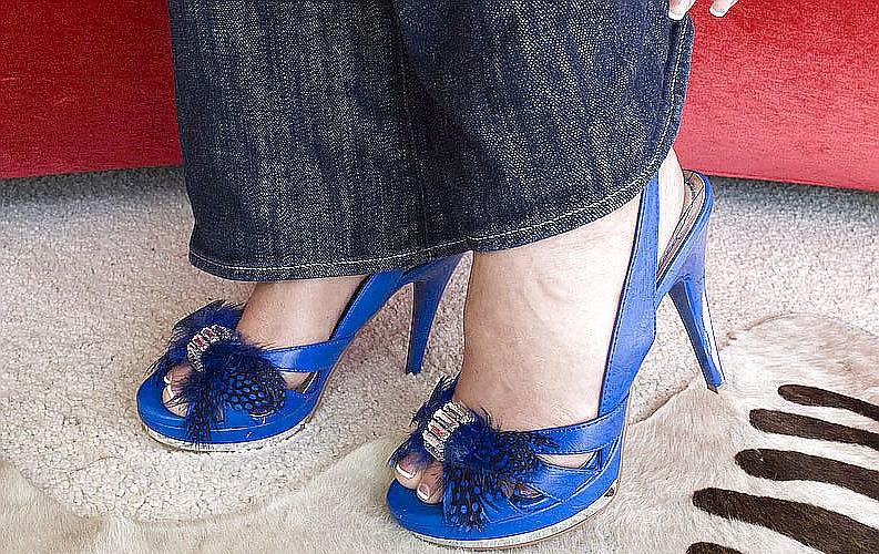 25P Sexy mature feet