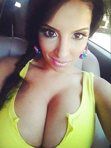20P Deep Cleavage 2