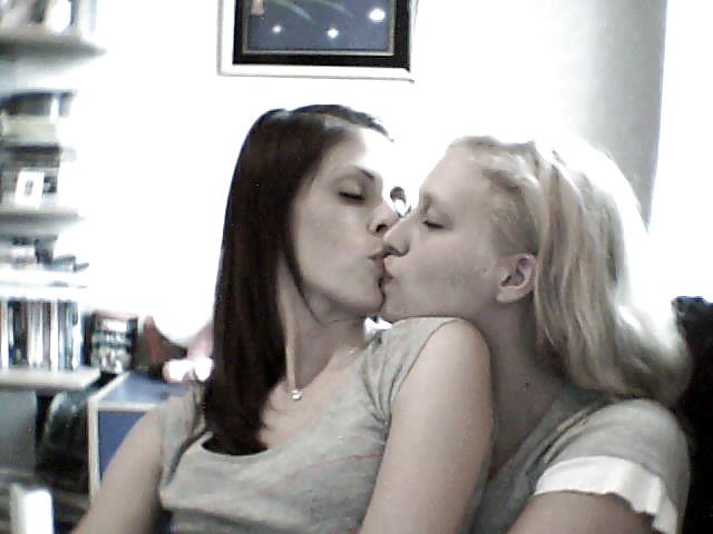 25P Girls Kissing Girls 1