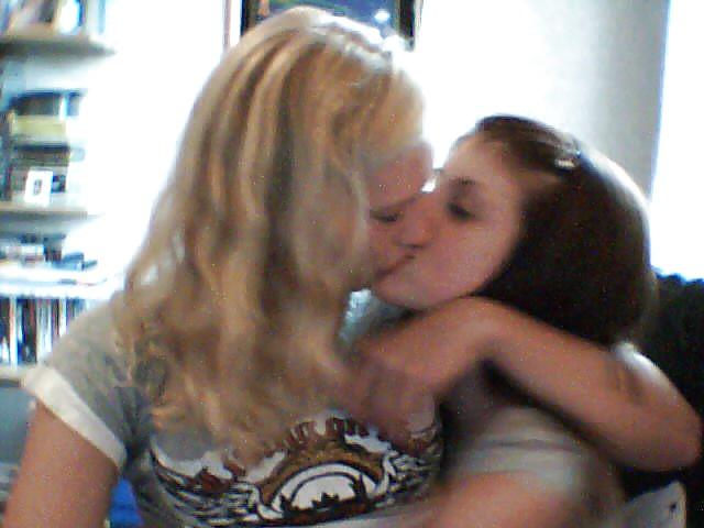 25P Girls Kissing Girls 1