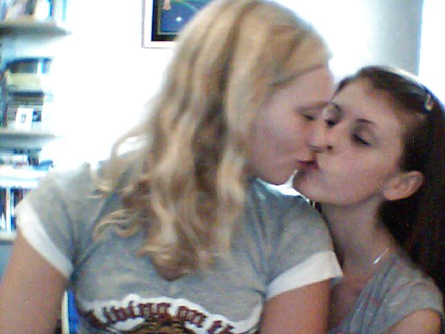 25P Girls Kissing Girls 1