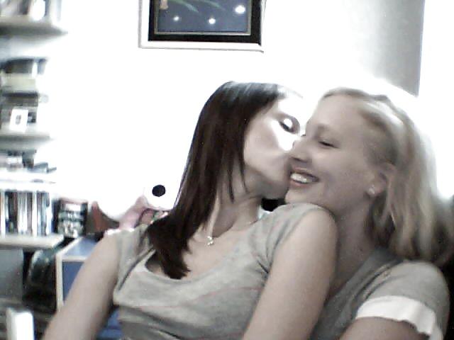 25P Girls Kissing Girls 1