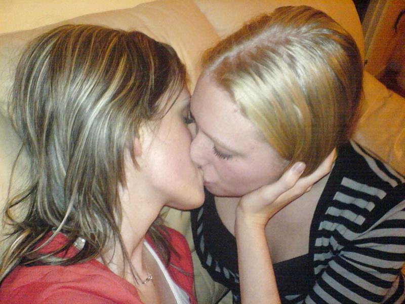 25P Girls Kissing Girls 1