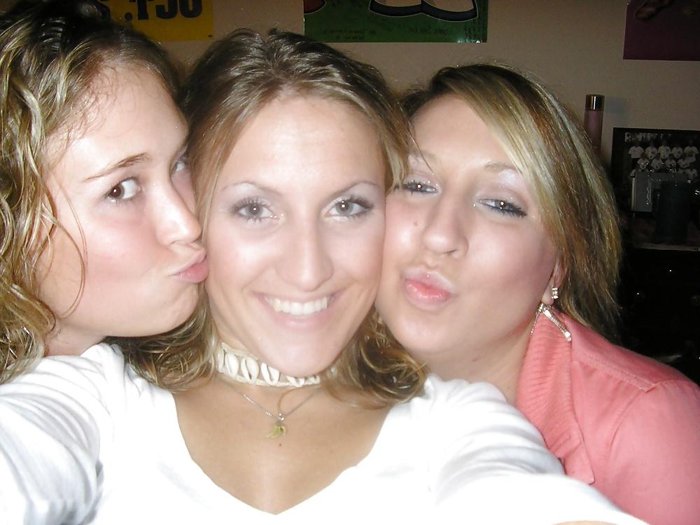 25P Girls Kissing Girls 1