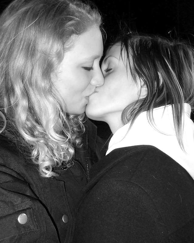 25P Girls Kissing Girls 1