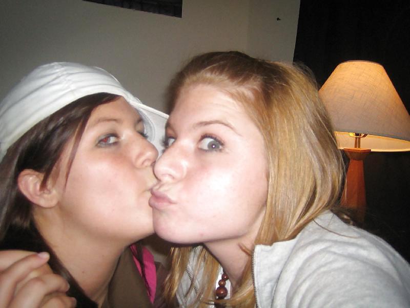 25P Girls Kissing Girls 1