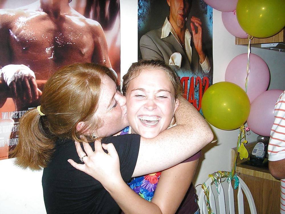 25P Girls Kissing Girls 1