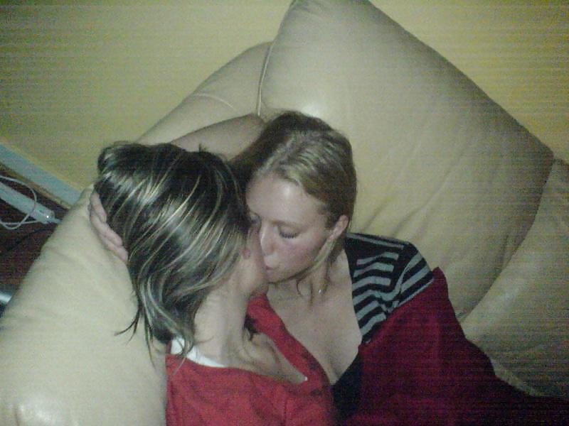 25P Girls Kissing Girls 1