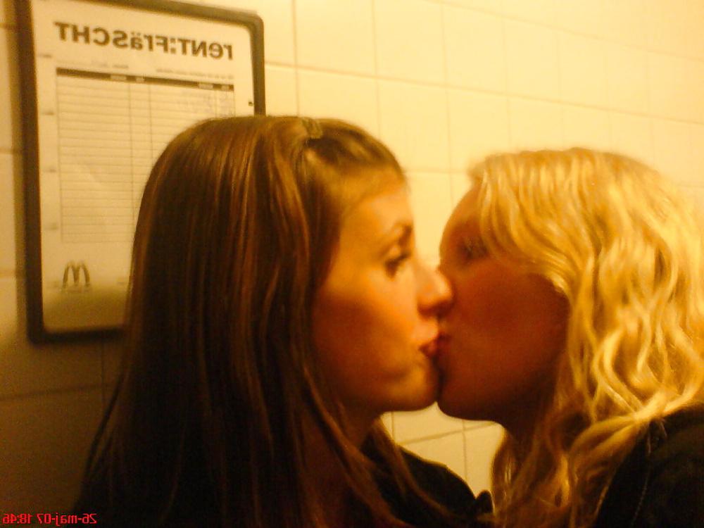 25P Girls Kissing Girls 1