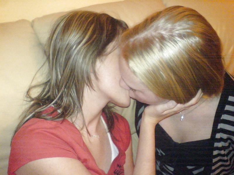 25P Girls Kissing Girls 1