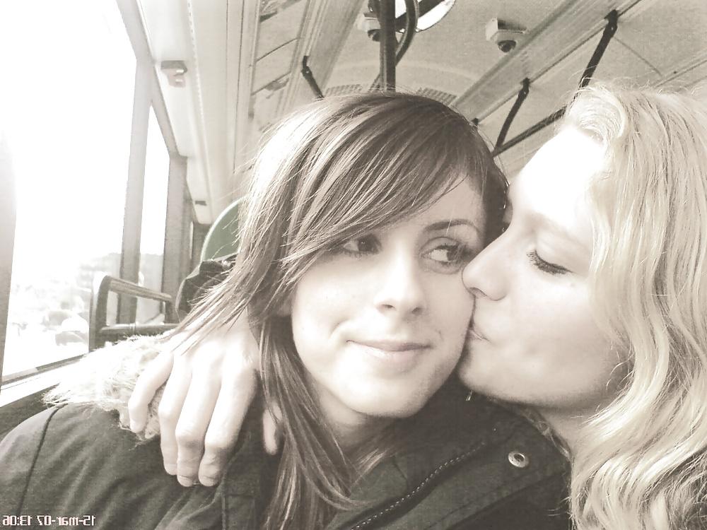 25P Girls Kissing Girls 1