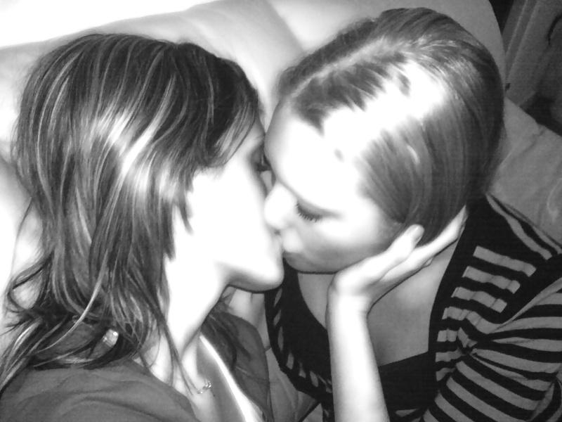 25P Girls Kissing Girls 1