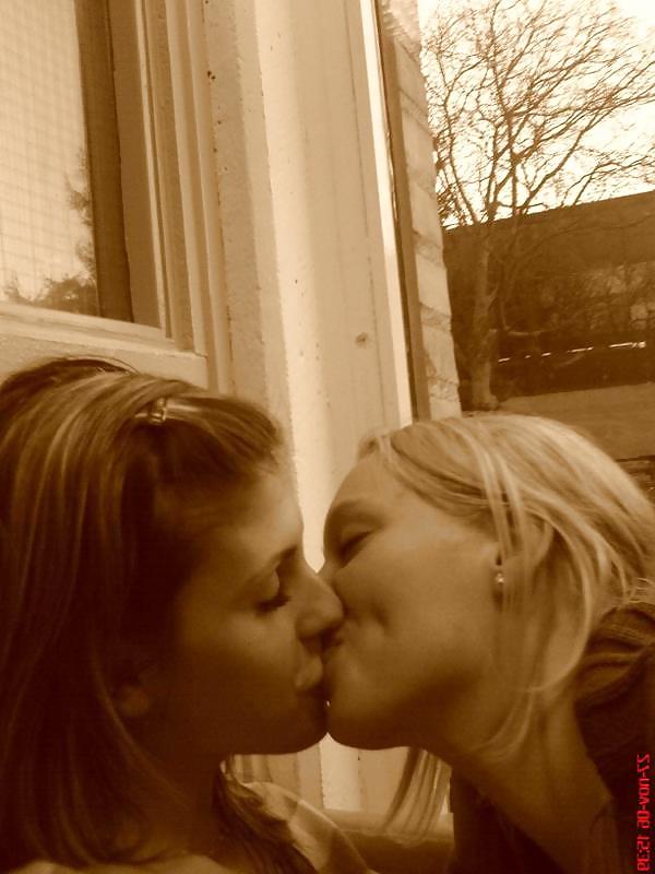 25P Girls Kissing Girls 1
