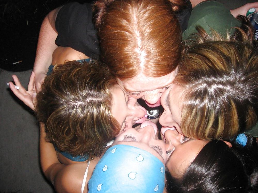 25P Girls Kissing Girls 1