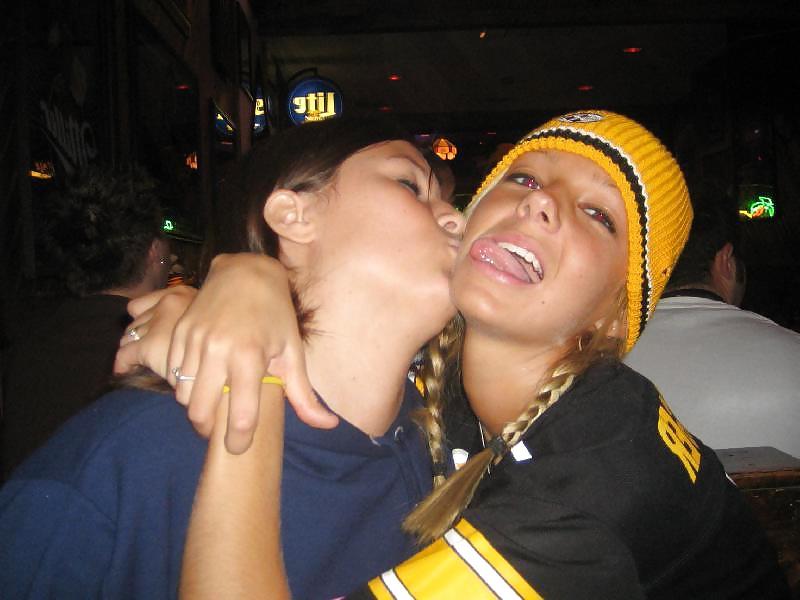 25P Girls Kissing Girls 1