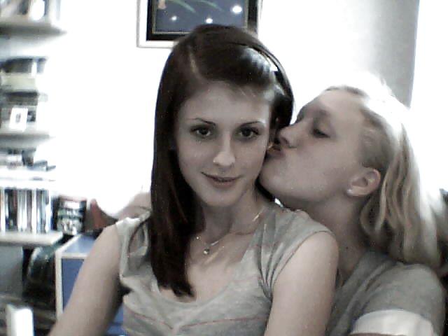 25P Girls Kissing Girls 1