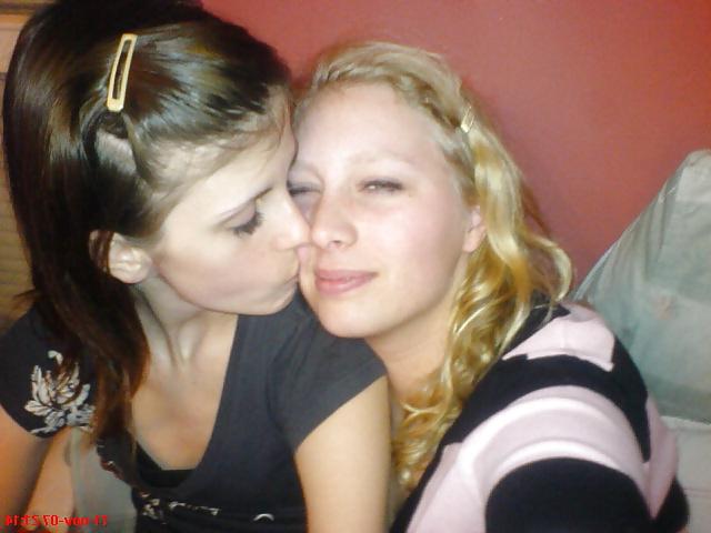 25P Girls Kissing Girls 1