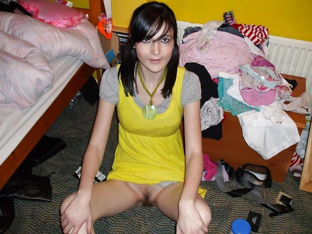 25P Girls forgot her slip.