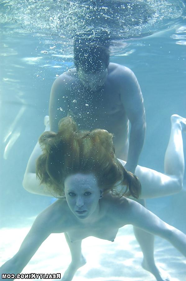 9P Ami Underwater Blowjob