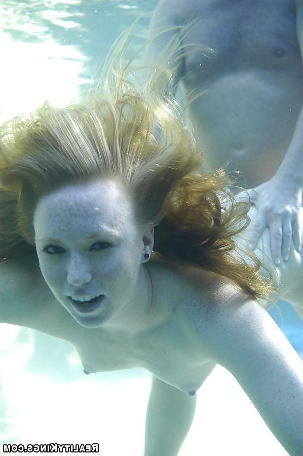 9P Ami Underwater Blowjob