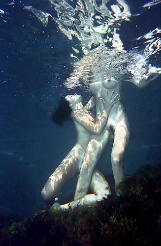 20P Naked-underwater