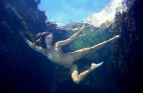 20P Naked-underwater