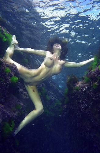 20P Naked-underwater