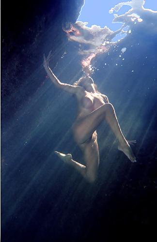 20P Naked-underwater