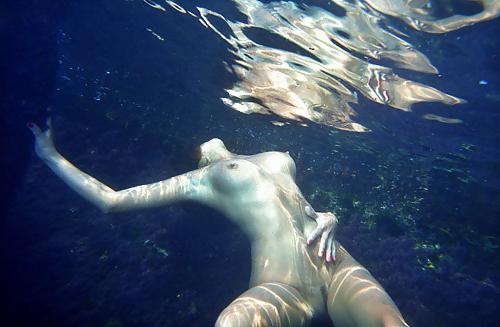 20P Naked-underwater