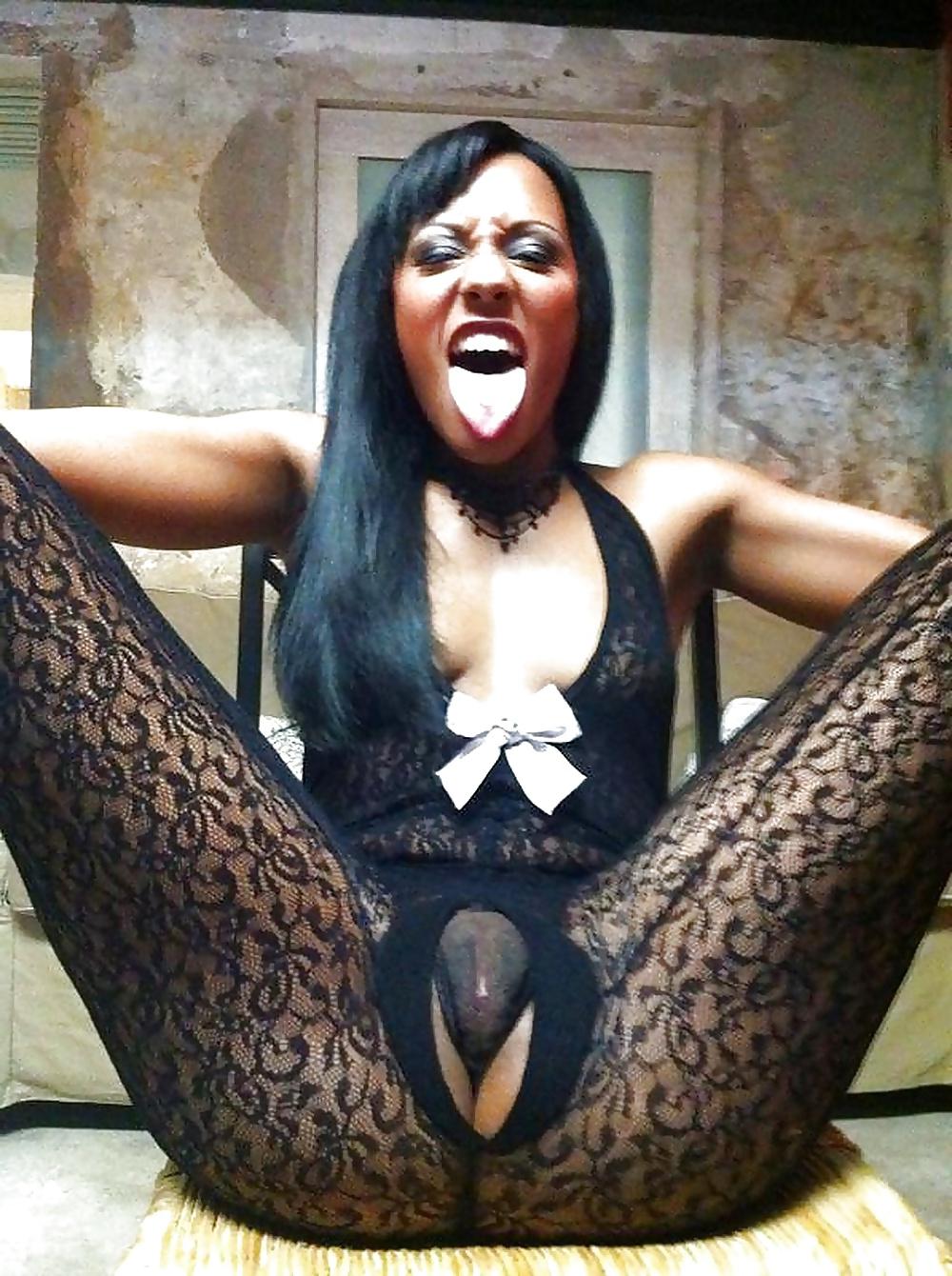25P 142- BLACK AND EBONY SEXY 40