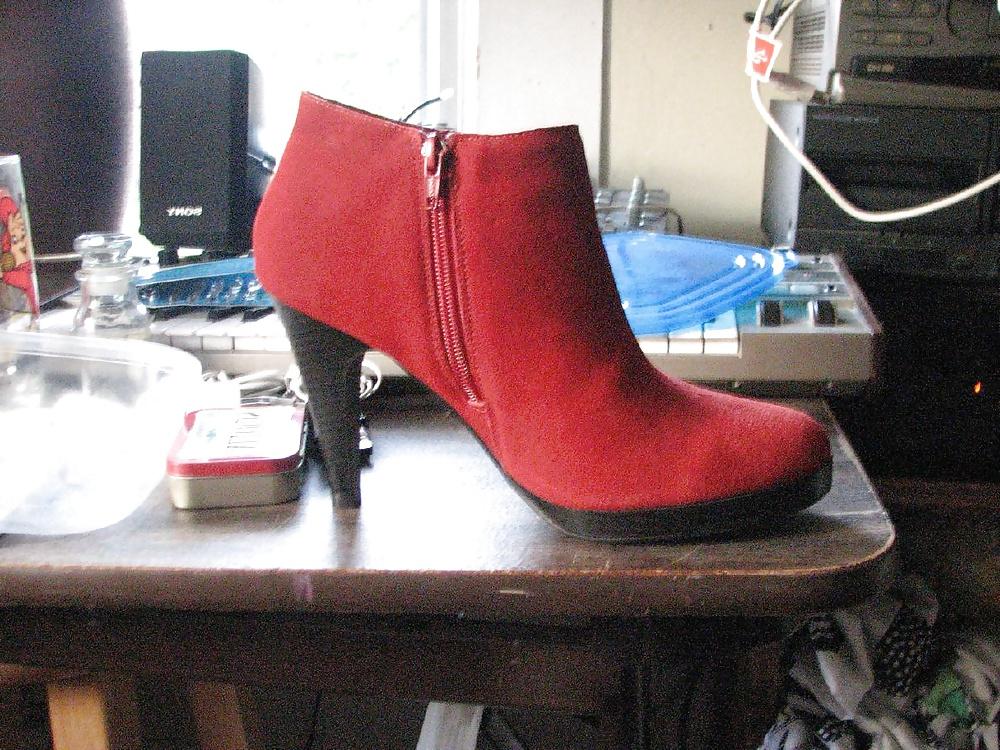 16P Nerdy girl in red Heels