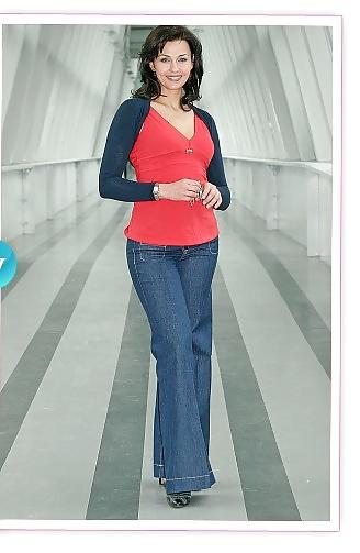 25P Anna Popek in red