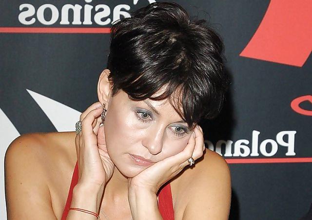 25P Anna Popek in red