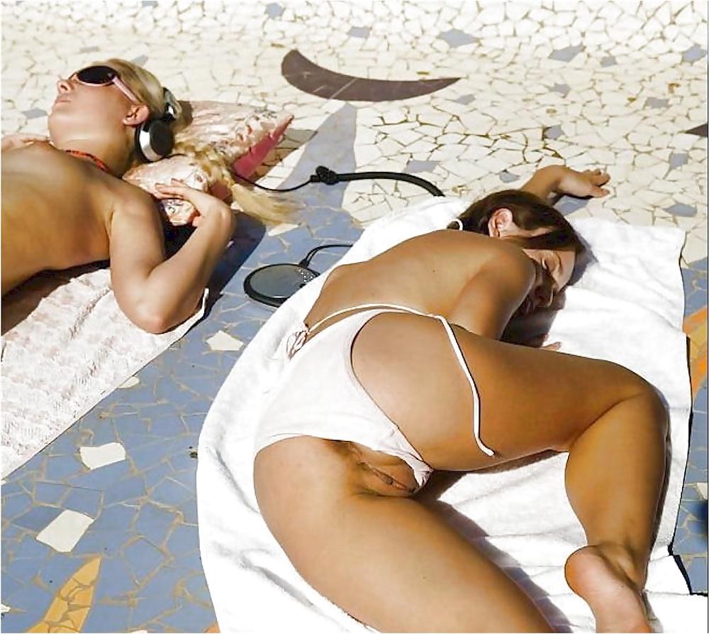 20P Pussy and nipple slips