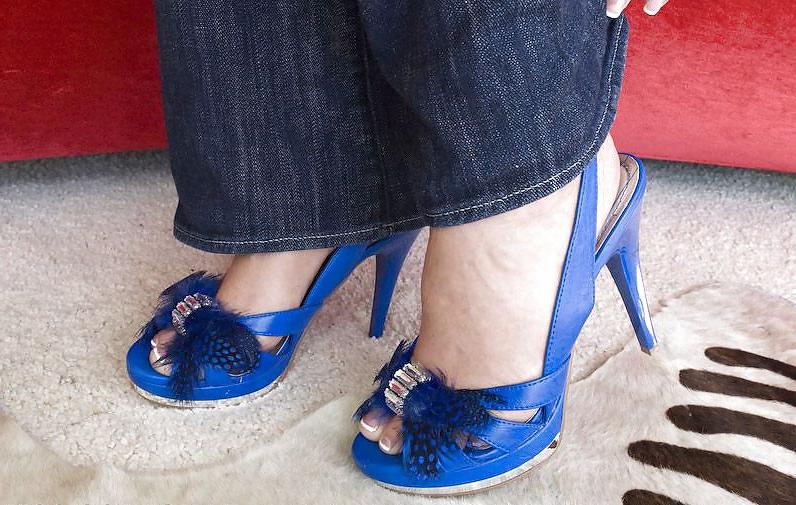 25P Sexy mature feet