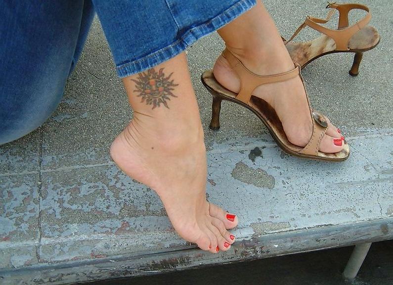 25P Sexy mature feet