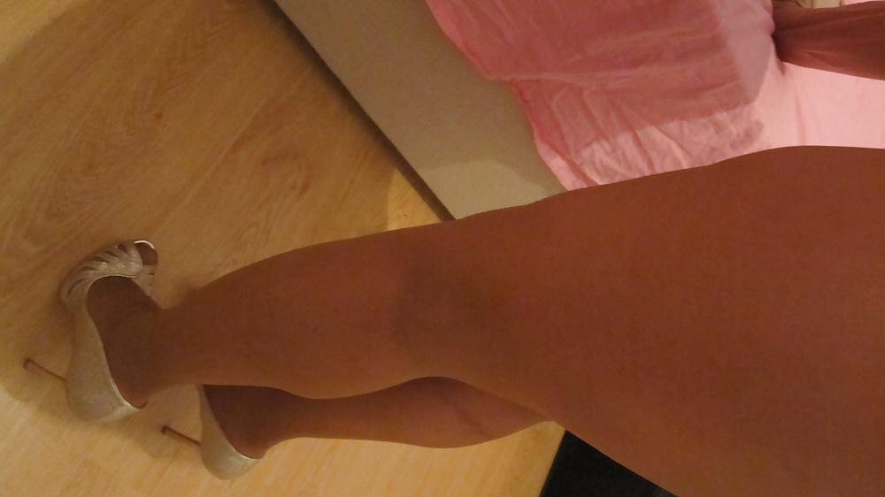 16P Shiny pantyhose and golden heels